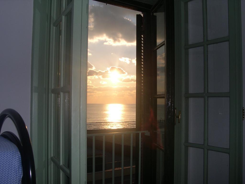 Litus Roma Hostel Lido di Ostia Eksteriør billede Sunset from the lighthouse