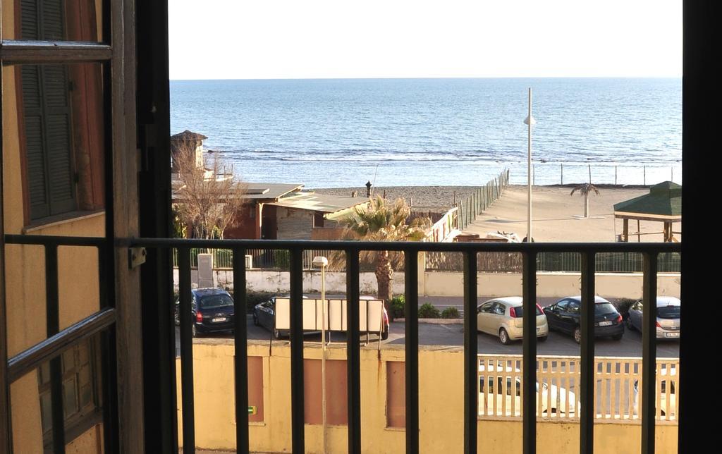 Litus Roma Hostel Lido di Ostia Eksteriør billede View of the sea from a balcony in the city