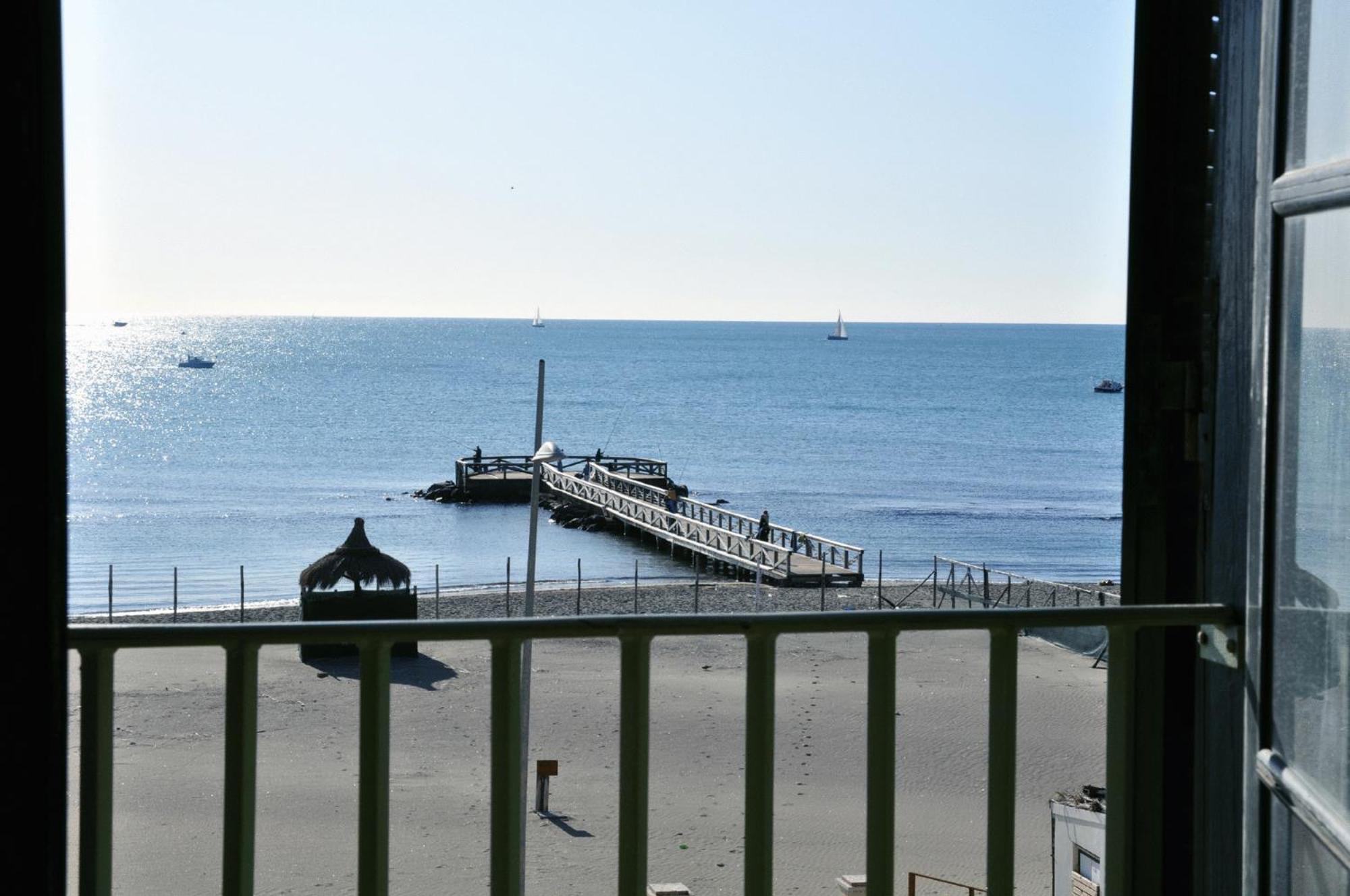 Litus Roma Hostel Lido di Ostia Eksteriør billede The pier at the end of the promenade