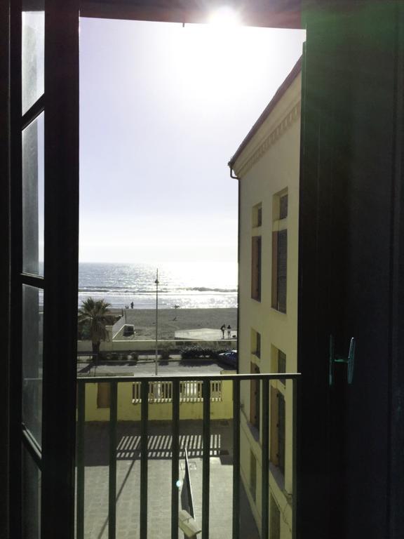 Litus Roma Hostel Lido di Ostia Eksteriør billede View of the beach from the hotel