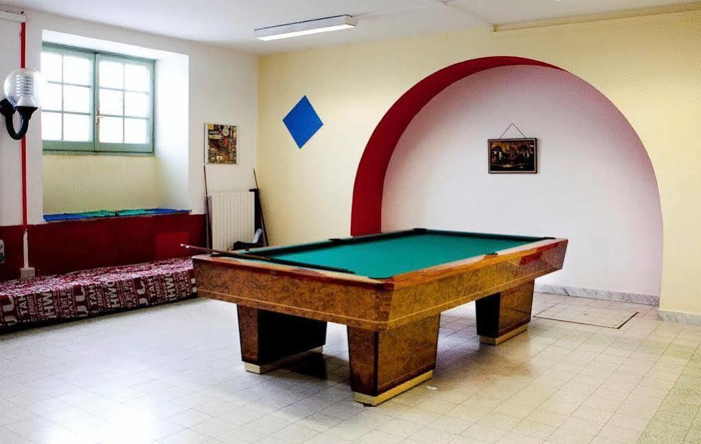 Litus Roma Hostel Lido di Ostia Eksteriør billede A pool table